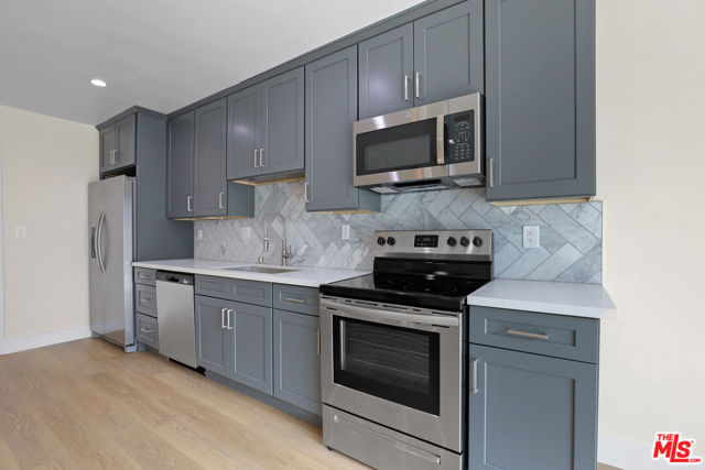 1821 S Bentley Avenue, Los Angeles CA: https://media.crmls.org/mediaz/15c39e79-7adb-475b-be6f-2099b98559a9.jpg