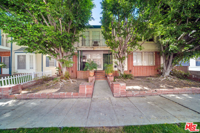121 S CRESCENT Drive Beverly Hills, California A rare opportunity to acquire a coveted 6 unit building with 70% upside in rents, steps to the legendary Beverly Hills Golden Triangle. The well maintained 2 story building offers a mix of large 1 and 2 bedroom layouts. Exceptional location walking distance to South Beverly Drive, Rodeo Drive, and incredible local amenities. Two units to be delivered vacant at the close of escrow.