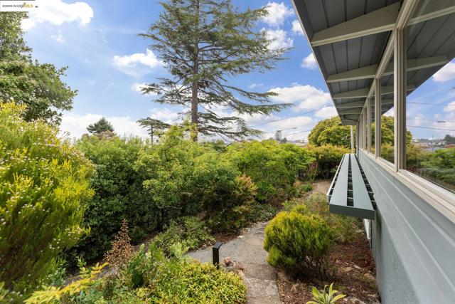 1415 Devonshire Dr, El Cerrito CA: https://media.crmls.org/mediaz/15c464e9-8235-4630-b18b-a488abc37687.jpg
