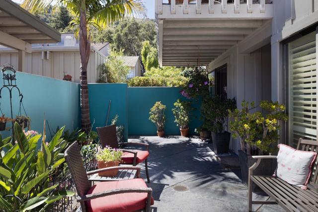 9662 Willow Court, Carmel CA: https://media.crmls.org/mediaz/15c724f6-fe55-44da-9fe3-9ebf2147eaaf.jpg