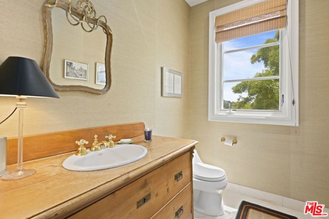 1634 Gilcrest Drive, Beverly Hills CA: https://media.crmls.org/mediaz/15c9acd1-367d-48a7-9482-a4782808abd0.jpg