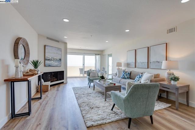 1001 Shoreline Dr, Alameda CA: https://media.crmls.org/mediaz/15c9c250-fa74-4b4d-ab11-f891414f00a4.jpg