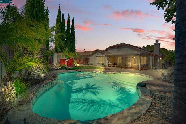 380 Claremont Dr, Brentwood CA: https://media.crmls.org/mediaz/15ca0be4-9193-4574-afe4-cb3e4a1208d5.jpg