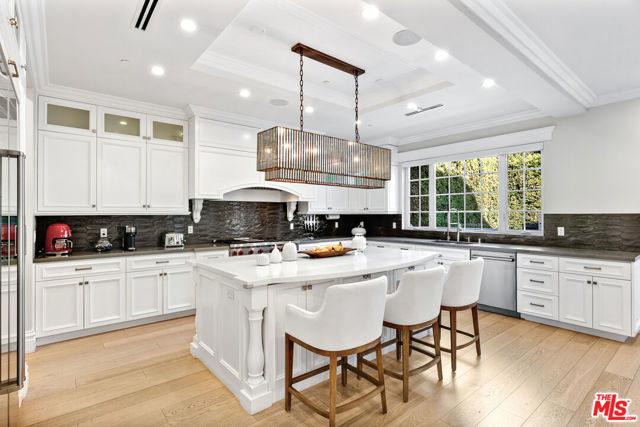 5000 Petit Avenue, Encino CA: https://media.crmls.org/mediaz/15cad30d-3111-4db0-89f5-156cda06458f.jpg