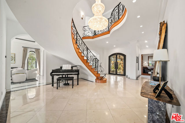 1821 Chastain, Pacific Palisades CA: https://media.crmls.org/mediaz/15cc0917-c3b5-484a-b1a1-a8ece16a9cd1.jpg