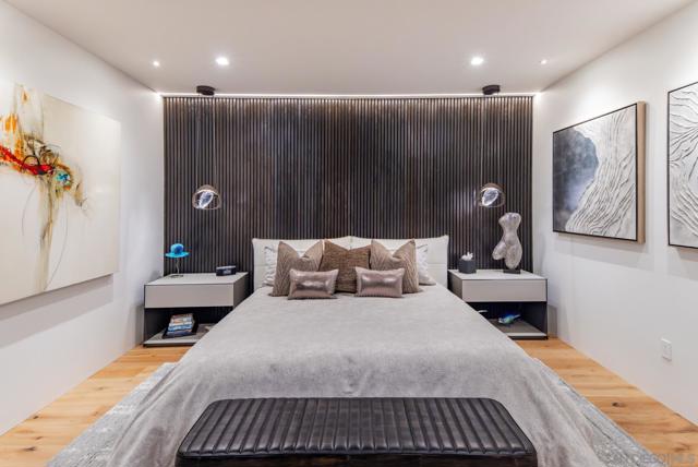 5560 Moonlight Lane, La Jolla CA: https://media.crmls.org/mediaz/15cc1aac-f098-41d1-ab27-e73a6672339f.jpg
