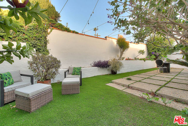 3804 Duray Place, Los Angeles CA: https://media.crmls.org/mediaz/15cc5578-7b9f-4840-9388-649a040a253a.jpg