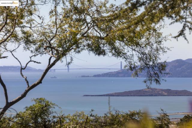 1415 Devonshire Dr, El Cerrito CA: https://media.crmls.org/mediaz/15cd193a-f53b-4361-b14e-440b9bf66483.jpg