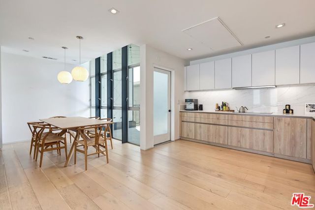 825 N Kings Road, West Hollywood CA: https://media.crmls.org/mediaz/15cd7efc-2619-4e20-b2e3-672fb5a5b90a.jpg