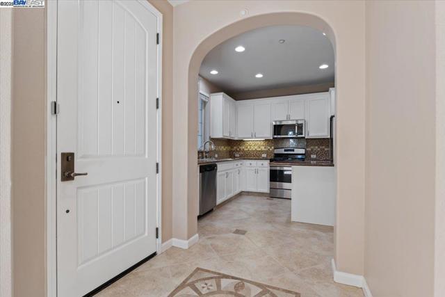 9752 Belladonna Dr, San Ramon CA: https://media.crmls.org/mediaz/15cdb416-ac8f-4810-be3d-8695c023405b.jpg
