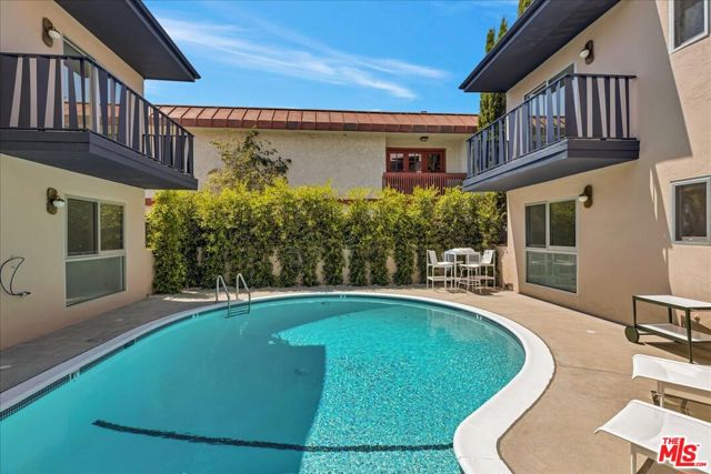 210 S Hamilton Drive, Beverly Hills CA: https://media.crmls.org/mediaz/15ce90ba-cc5a-4ed0-a4ad-a62ed7d25ca3.jpg