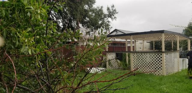 6939 Fresno St, Oakland CA: https://media.crmls.org/mediaz/15cf37d2-6d8e-4e6d-98d9-323bb9e9f07d.jpg