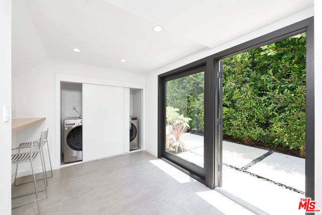 519 1/2 San Juan Avenue, Venice CA: https://media.crmls.org/mediaz/15cf9549-28ca-4f14-a24d-db8e6b6f3110.jpg