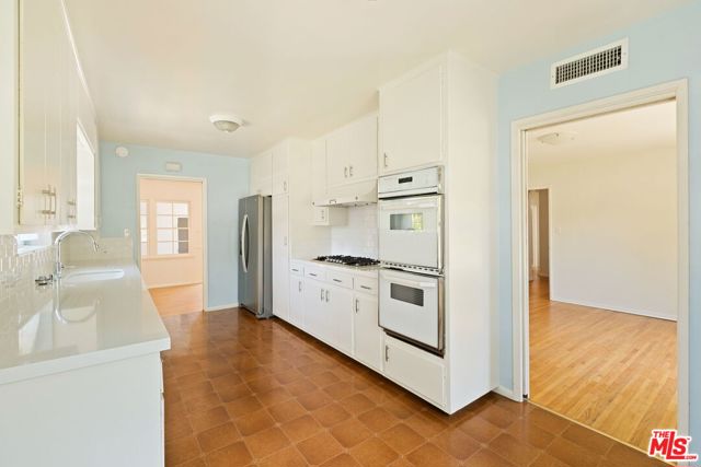 315 26th Street, Santa Monica CA: https://media.crmls.org/mediaz/15d1dafe-383b-4840-ab52-976689108cb8.jpg