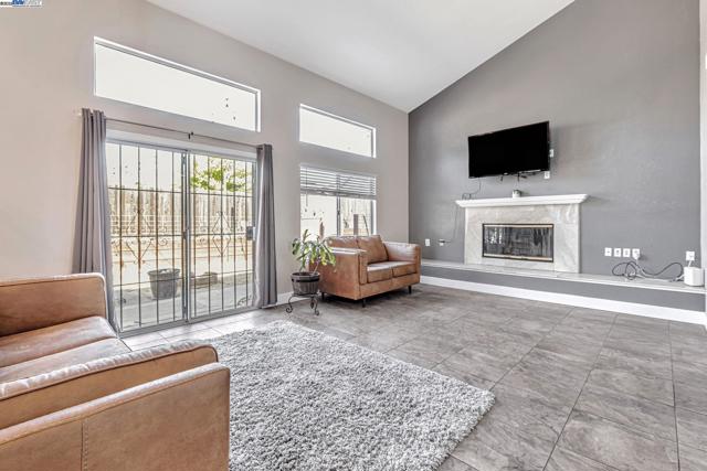 639 Eaker Ct, Antioch CA: https://media.crmls.org/mediaz/15d46684-a44c-4ebd-a957-66bde00f6657.jpg