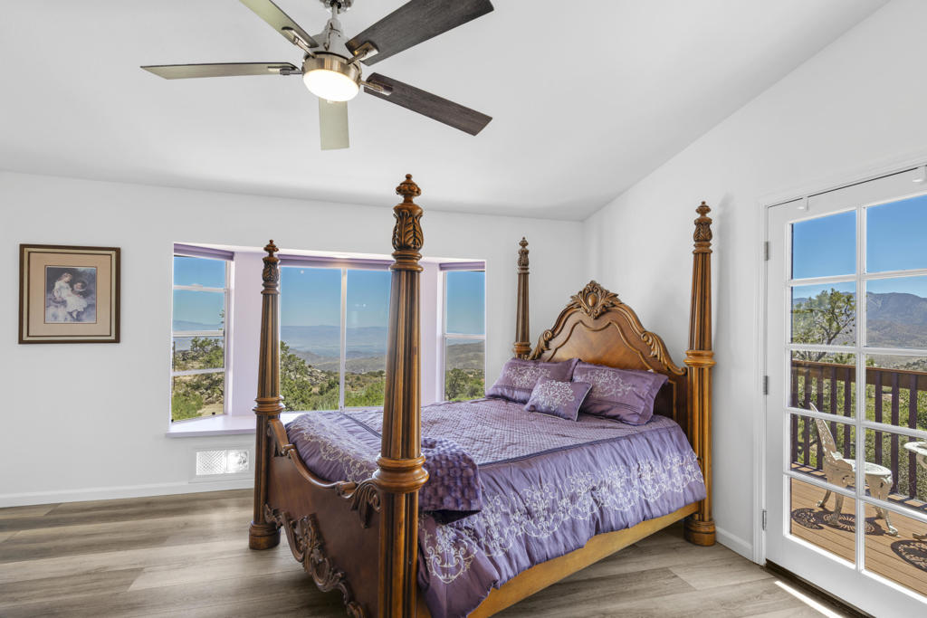 https://media.crmls.org/mediaz/15d4ca67-e3ed-4808-be23-8aaecff0a6bd.jpg?preset=X-Large