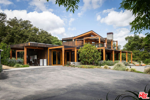 22575 Monte Vista Drive, Topanga CA: https://media.crmls.org/mediaz/15d52059-9bf7-4856-af73-2dd9d9327418.jpg