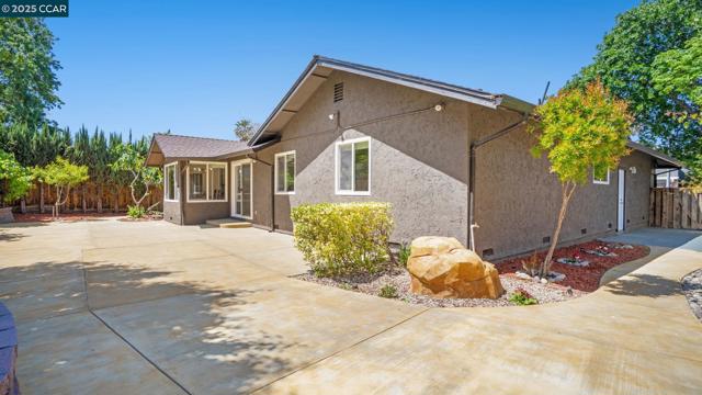 5517 Kirkwood Dr, Concord CA: https://media.crmls.org/mediaz/15d5879f-e64a-4e71-9a00-c30a42e74740.jpg