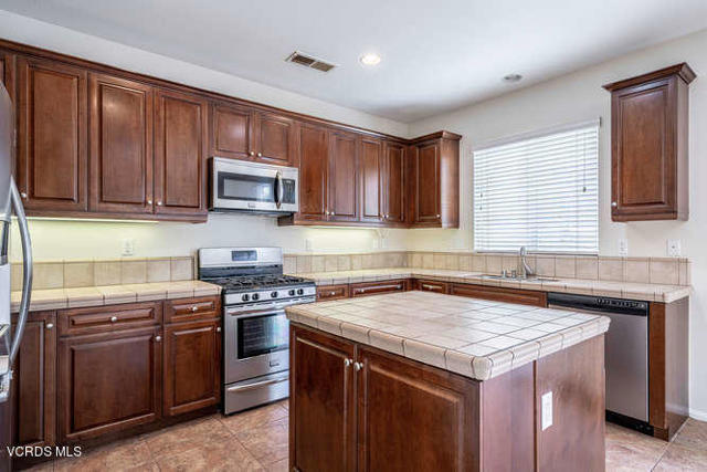 3003 Naples Drive, Oxnard CA: https://media.crmls.org/mediaz/15d652c4-cc5e-4b70-b51d-04c99e51a181.jpg