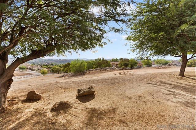 31252 North Star Way, Valley Center CA: https://media.crmls.org/mediaz/15d72ee2-4fa9-4252-bfac-ce410f249eb1.jpg