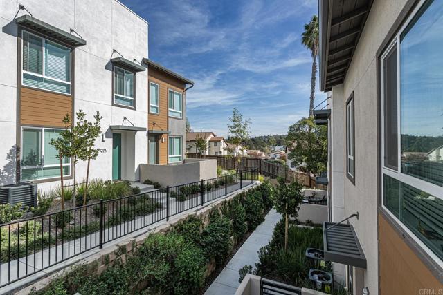 Detail Gallery Image 2 of 43 For 958 Foxwood Ln, Vista,  CA 92081 - 1 Beds | 2 Baths