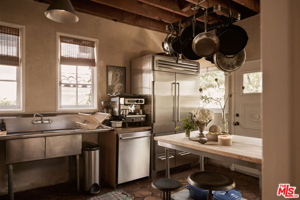 https://media.crmls.org/mediaz/15d7d260-4150-42fa-89c0-43a8c867b8ec.jpg?preset=X-Large
