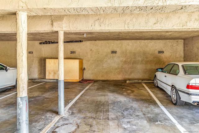 2507 Navarra Dr, Carlsbad CA: https://media.crmls.org/mediaz/15d978c3-6e75-4345-baa1-2a960f3934c7.jpg