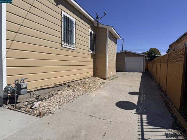 924 7Th St, Richmond CA: https://media.crmls.org/mediaz/15d9a745-2d13-4cd3-913e-c4c3d0e199cb.jpg