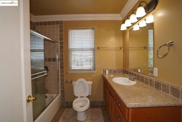 6084 Monterey AVE, Richmond CA: https://media.crmls.org/mediaz/15da8ef5-c7ec-4e4f-a9dd-9996e3c58ea5.jpg