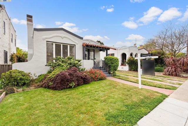 2806 Clay St, Alameda CA: https://media.crmls.org/mediaz/15db076b-55d3-4cce-b161-ae756cc9679f.jpg
