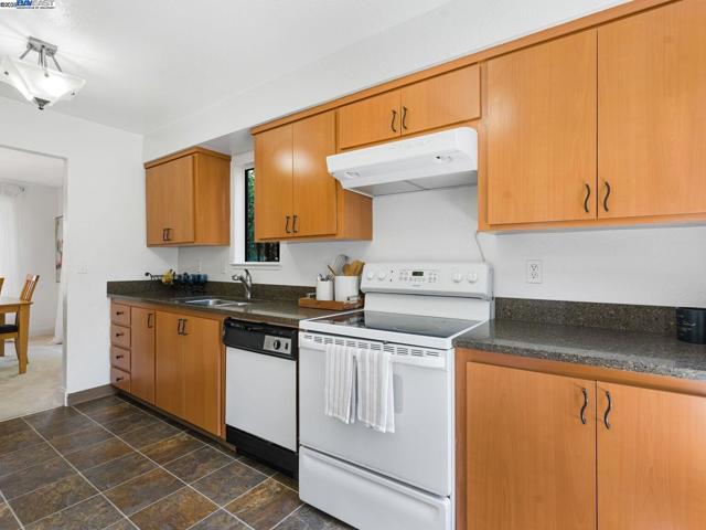 9 Moraine Court, Hercules CA: https://media.crmls.org/mediaz/15db53b0-c62c-49c8-b38d-bb9b794ecb9e.jpg