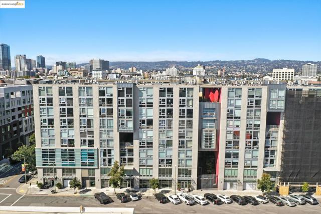 311 Oak St, Oakland CA: https://media.crmls.org/mediaz/15dc4d25-8e65-49d0-93da-263e7fdc8f81.jpg