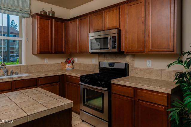 Detail Gallery Image 15 of 31 For 1927 Holt Rinehart Ave, Bakersfield,  CA 93311 - 3 Beds | 3 Baths