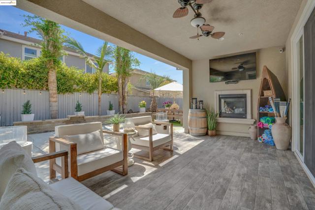 542 Harbor Cove Cir, Discovery Bay CA: https://media.crmls.org/mediaz/15dc937c-0845-4e0f-b5d3-44b86d66f167.jpg