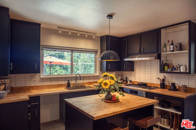 25166 Wheeler Road, Newhall CA: https://media.crmls.org/mediaz/15dccf6f-ad68-4b48-b37c-4da8bc892e3d.jpg