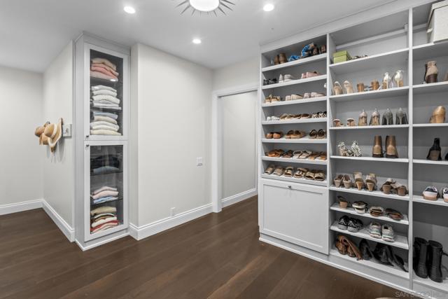 6404 La Jolla Scenic Drive S, La Jolla CA: https://media.crmls.org/mediaz/15ddcc30-c8be-4e93-8048-02cbf1875b53.jpg