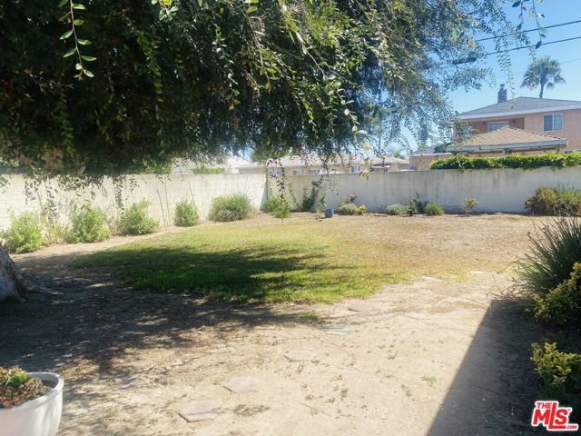 9116 S 5th Avenue, Inglewood CA: https://media.crmls.org/mediaz/15de3ed6-4f49-4416-bce4-250841395d12.jpg