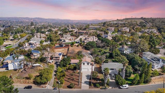 1756 Alhudson Dr, Escondido CA: https://media.crmls.org/mediaz/15df288b-60c7-4d22-a0bd-364b3186428b.jpg