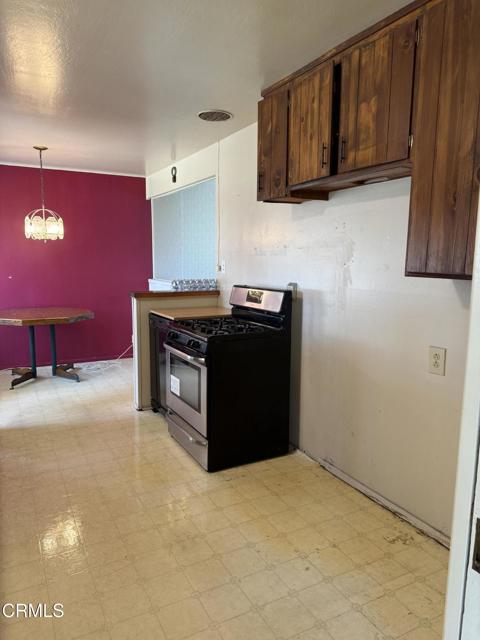 4117 S C Street, Oxnard CA: https://media.crmls.org/mediaz/15df5263-d3a1-4c22-b522-fcf4bd41c311.jpg