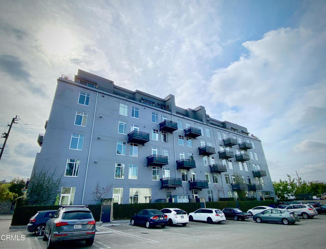 825 E 4th Street, Los Angeles CA: https://media.crmls.org/mediaz/15df68c1-1860-45e5-8aac-b37189553621.jpg