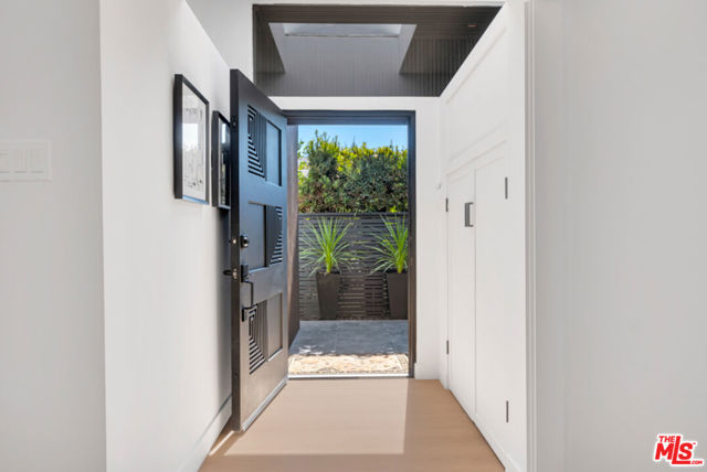 418 N Bowling Green Way, Los Angeles CA: https://media.crmls.org/mediaz/15dff0ab-4834-48c6-b2a7-55e2b69b1b69.jpg
