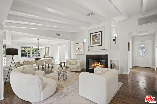 6002 Jumilla Avenue, Woodland Hills CA: https://media.crmls.org/mediaz/15dffd4b-09de-4d5c-b794-6ec54fbe1f8a.jpg