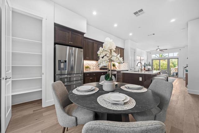 329 Cherokee Loop, Mountain View CA: https://media.crmls.org/mediaz/15e0a04c-cf93-4bd0-83a0-26a3c64da289.jpg