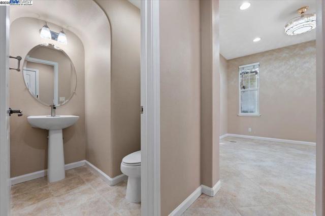 9752 Belladonna Dr, San Ramon CA: https://media.crmls.org/mediaz/15e0bc7e-c560-4d0b-bb73-820760192a33.jpg