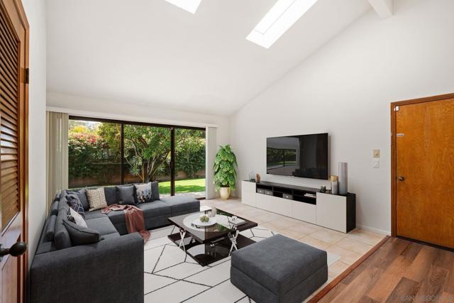 857 Hymettus Ave, Encinitas CA: https://media.crmls.org/mediaz/15e12776-8979-4630-8e74-542edfda7632.jpg