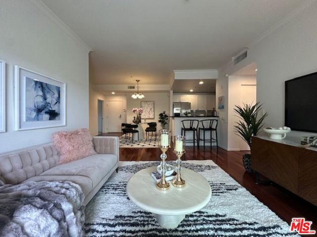 906 S Serrano Avenue, Los Angeles CA: https://media.crmls.org/mediaz/15e1ad26-6569-4909-bfb2-85677a2bea9c.jpg