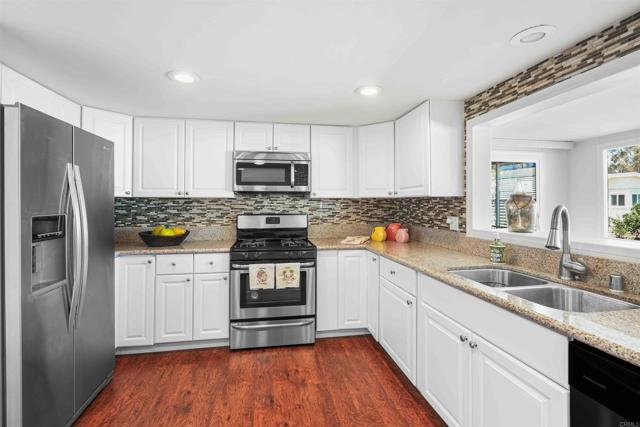 3439 Don Lorenzo Drive, Carlsbad CA: https://media.crmls.org/mediaz/15e21bf6-16b2-4f38-a212-a603132b7531.jpg