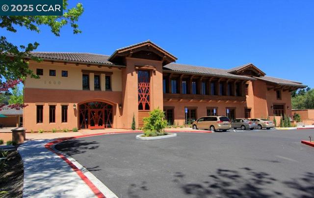 1716 Saint Andrews Drive, Moraga CA: https://media.crmls.org/mediaz/15e2ee39-9e08-49cd-98d6-ccd58f8ece71.jpg