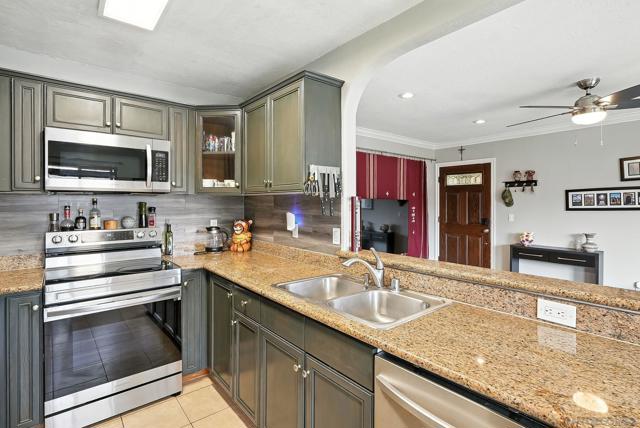 792 Avocado Ave, El Cajon CA: https://media.crmls.org/mediaz/15e4f6f3-30e2-4af5-99d4-db45ed5eaff0.jpg