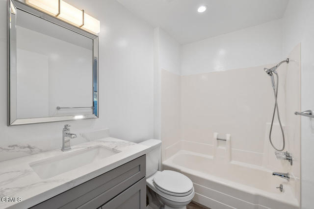3107 Harbor Boulevard, Oxnard CA: https://media.crmls.org/mediaz/15e5c0da-2ec3-488e-a18b-8fc91bb192f5.jpg